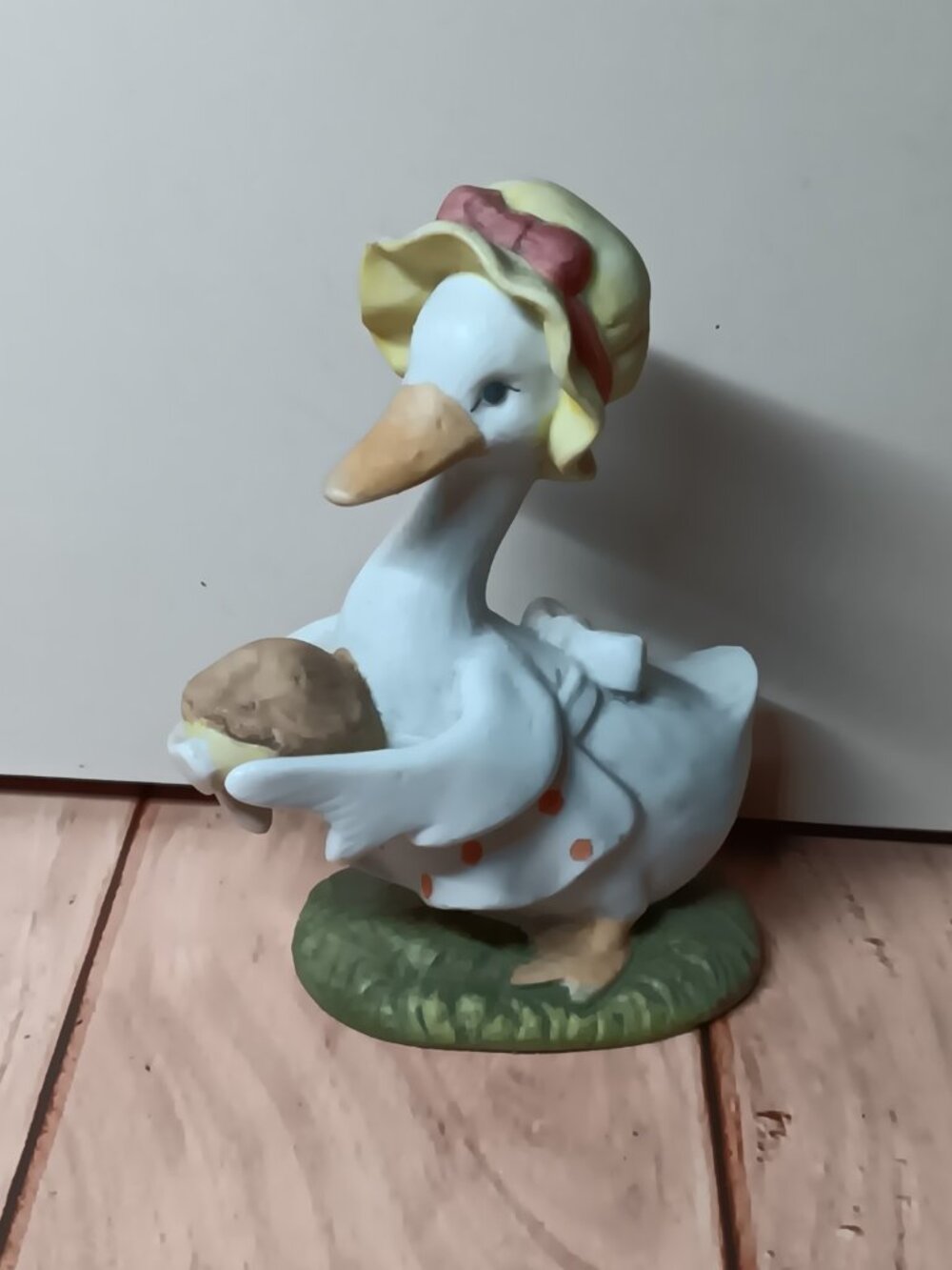 Lefton Anthropomorphic Goose with Bonnet Carrying Pie 2.75" Thanksgiving
